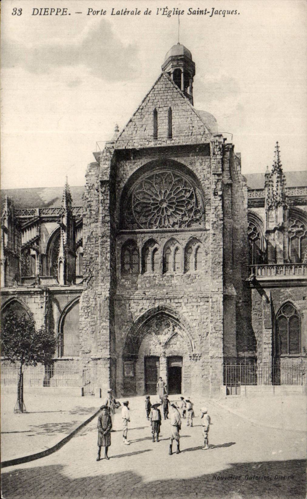 CPA Dieppe Porte laterale de l'eglise Saint Jacques