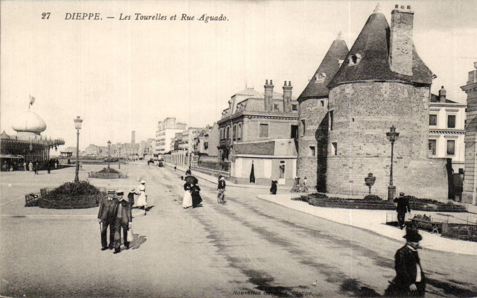 CPA Dieppe Les tourelles et rue Aguado