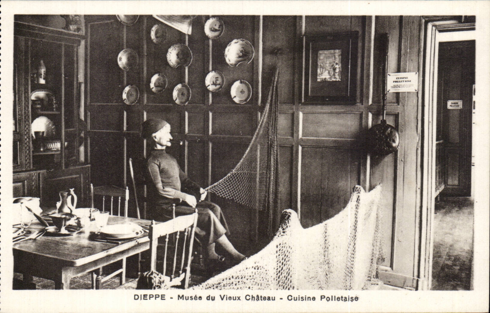 CPA Dieppe Musee du vieux chateau Cuisine Polletaise