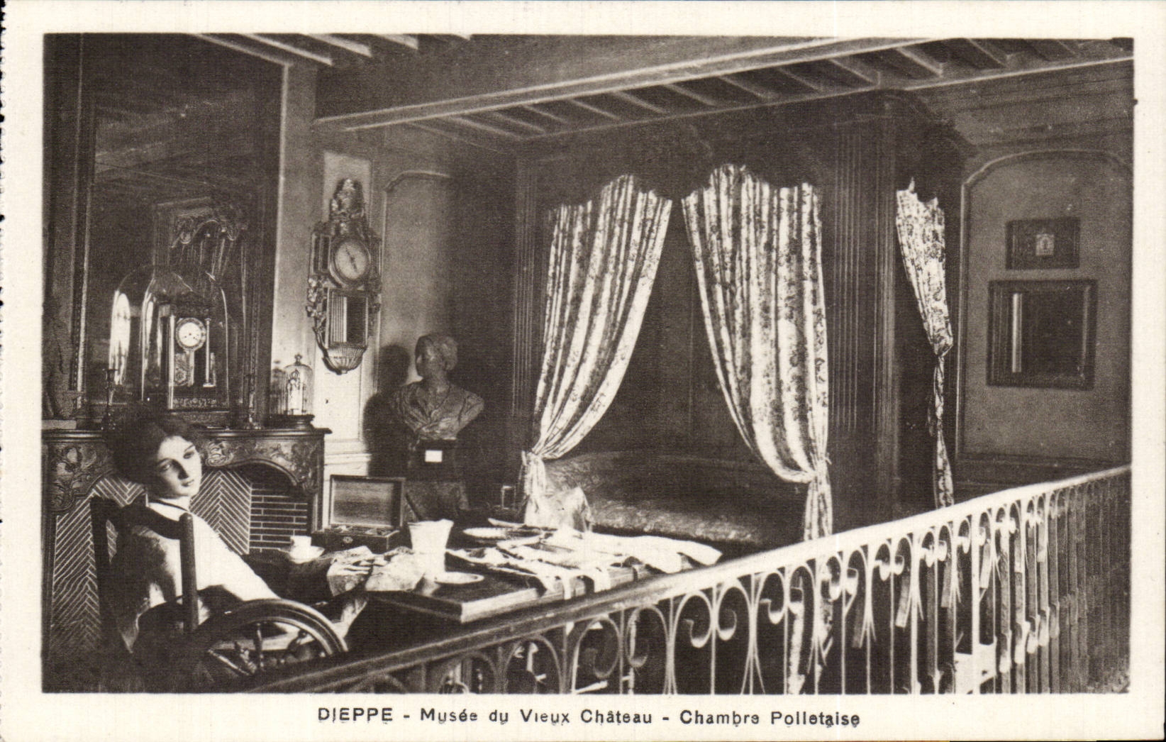 CPA Dieppe Musee du vieux chateau Chambre Polletaise