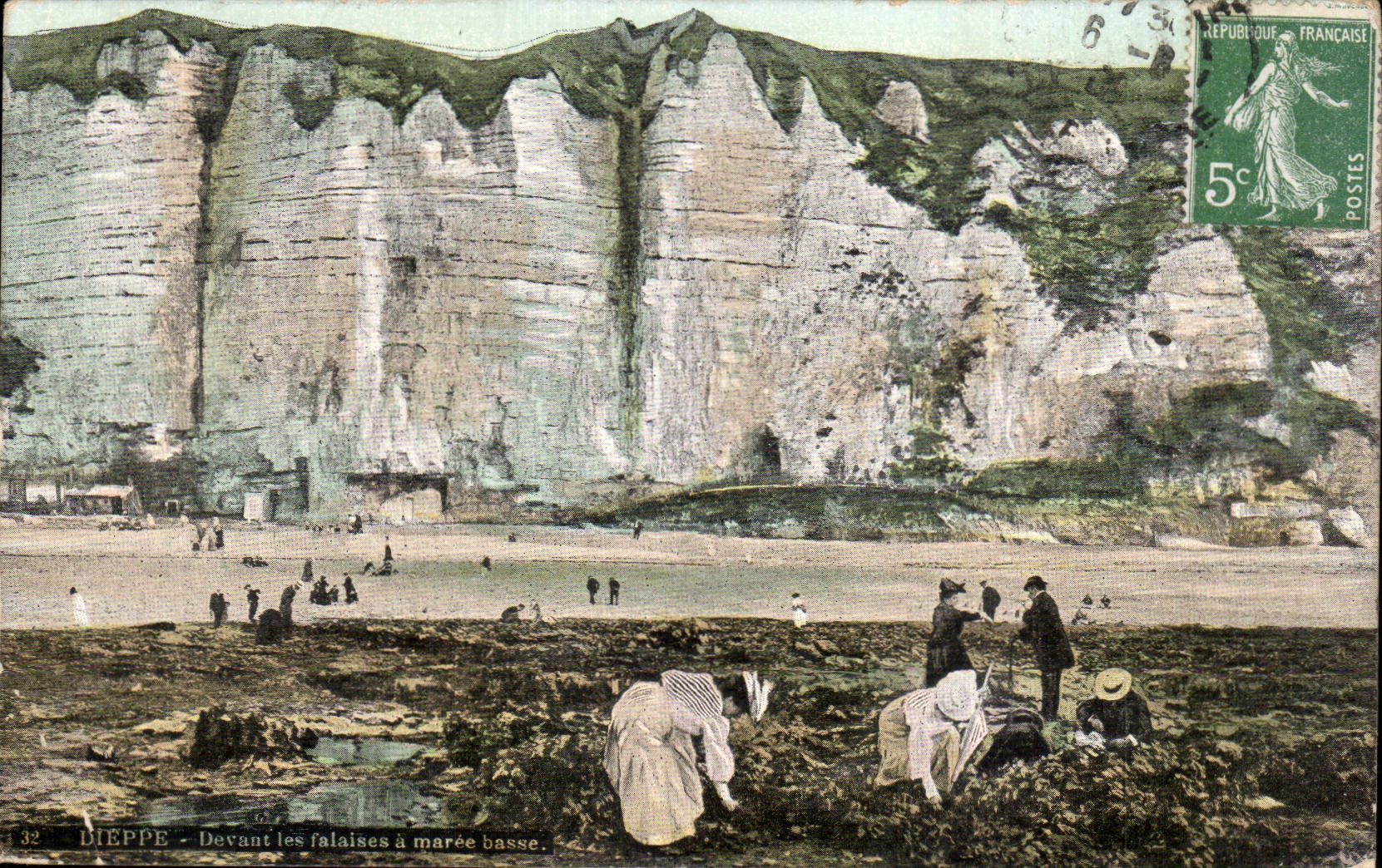 CPA Dieppe Devant les falaises a maree basse