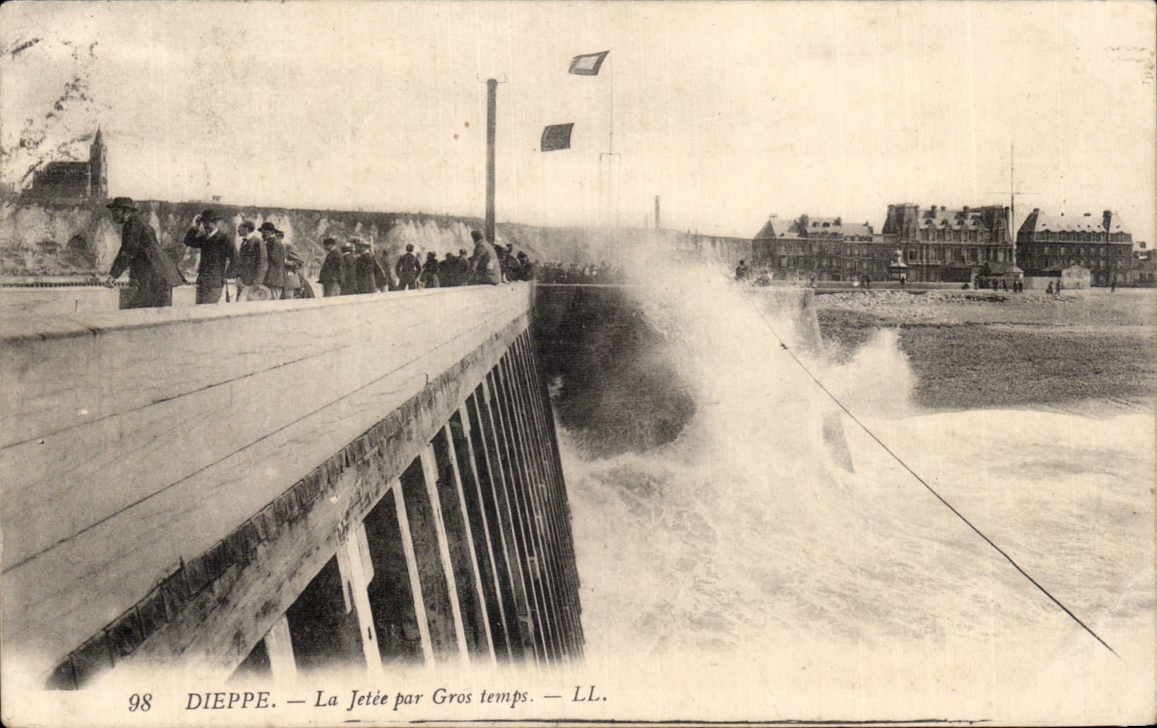 CPA Dieppe La jetee par gros temps