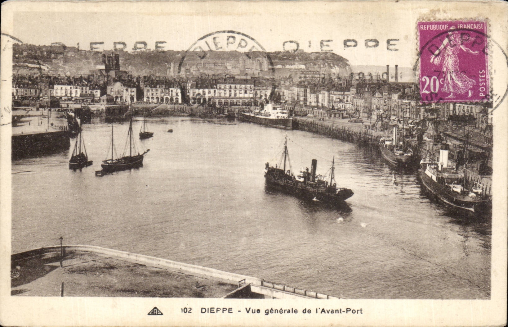 CPA Dieppe Vue generale de l'avant port