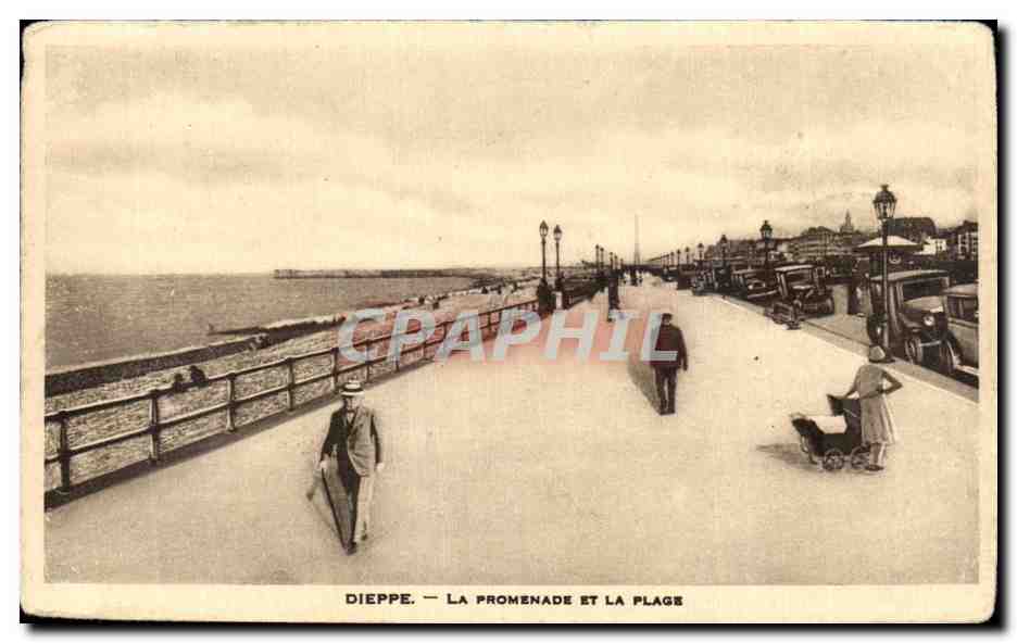 CPA Dieppe La promenade et la plage
