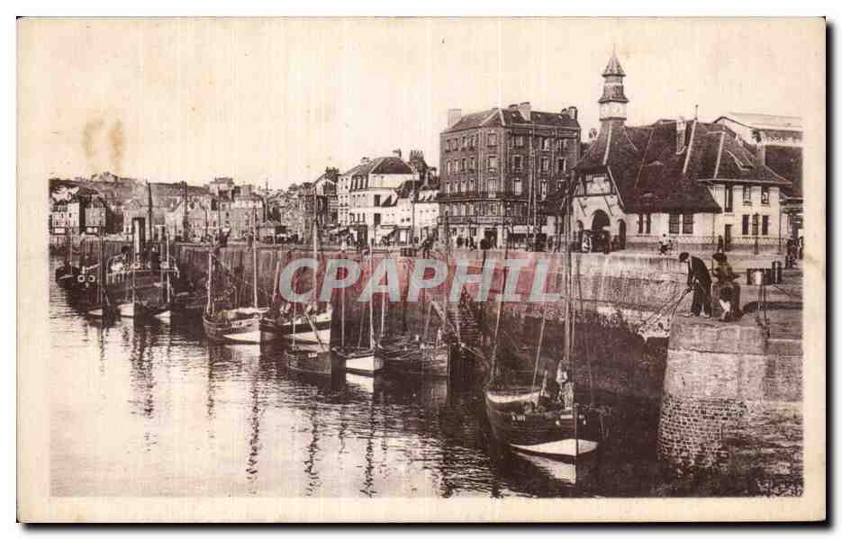 CPA Dieppe La halle aux poissons et les quais