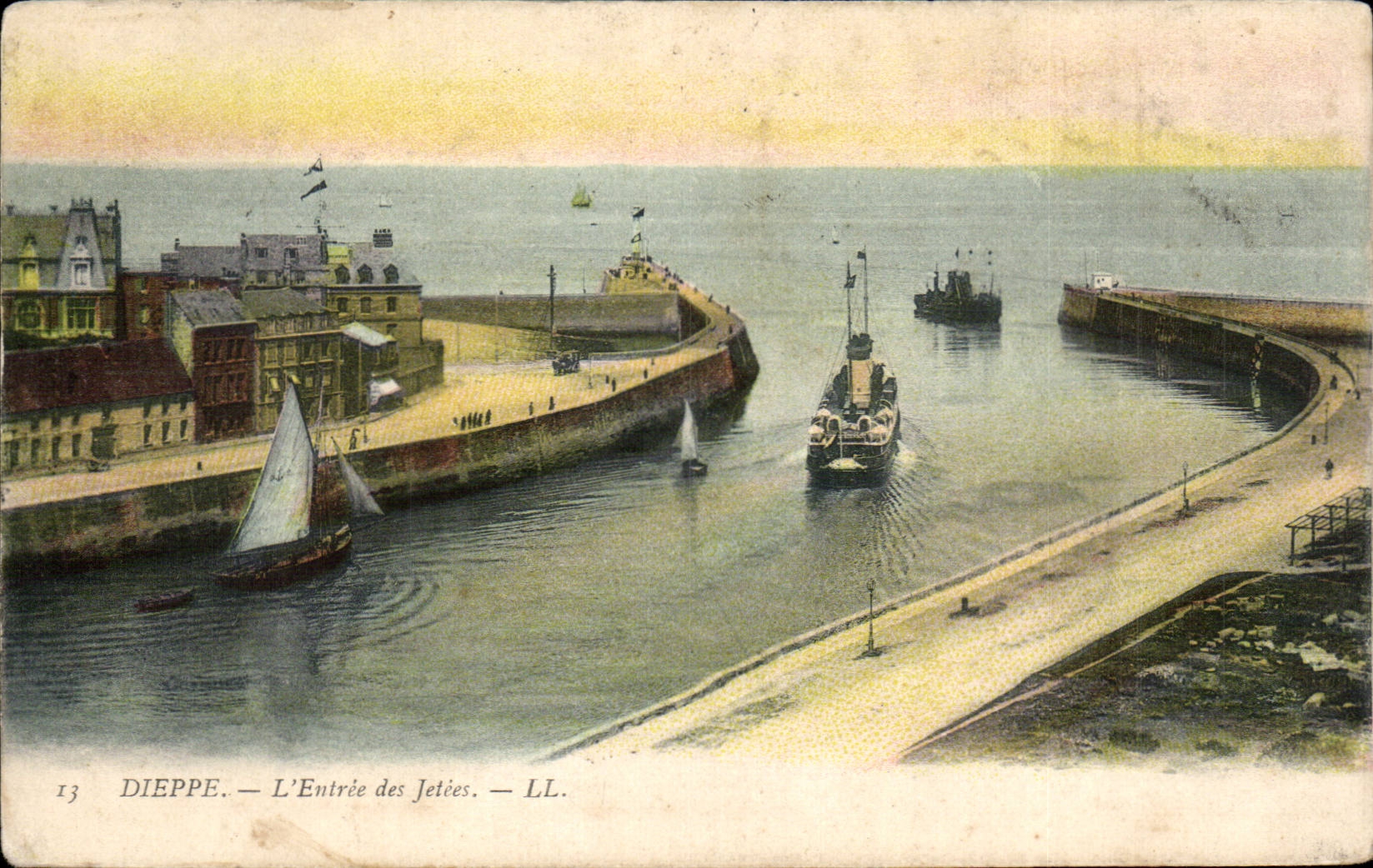 Dieppe - L'Entree des Jetees - CPA 