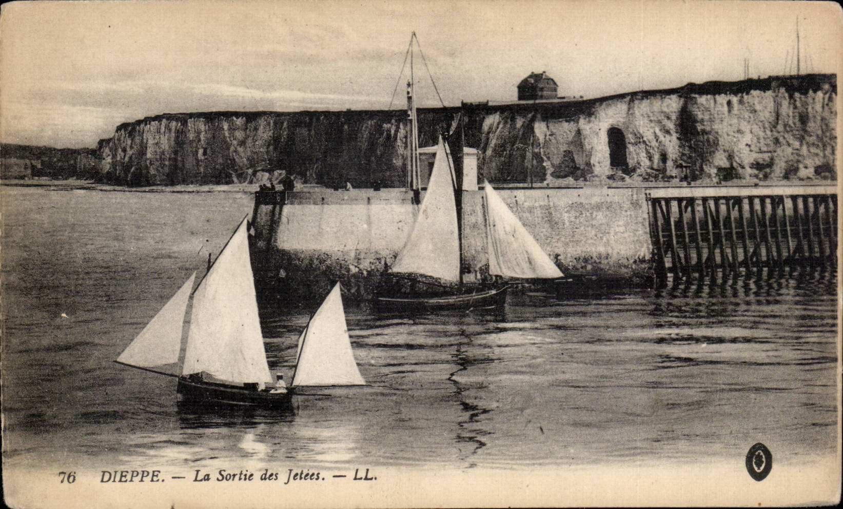 Dieppe - La sortie des jetees - CPA 