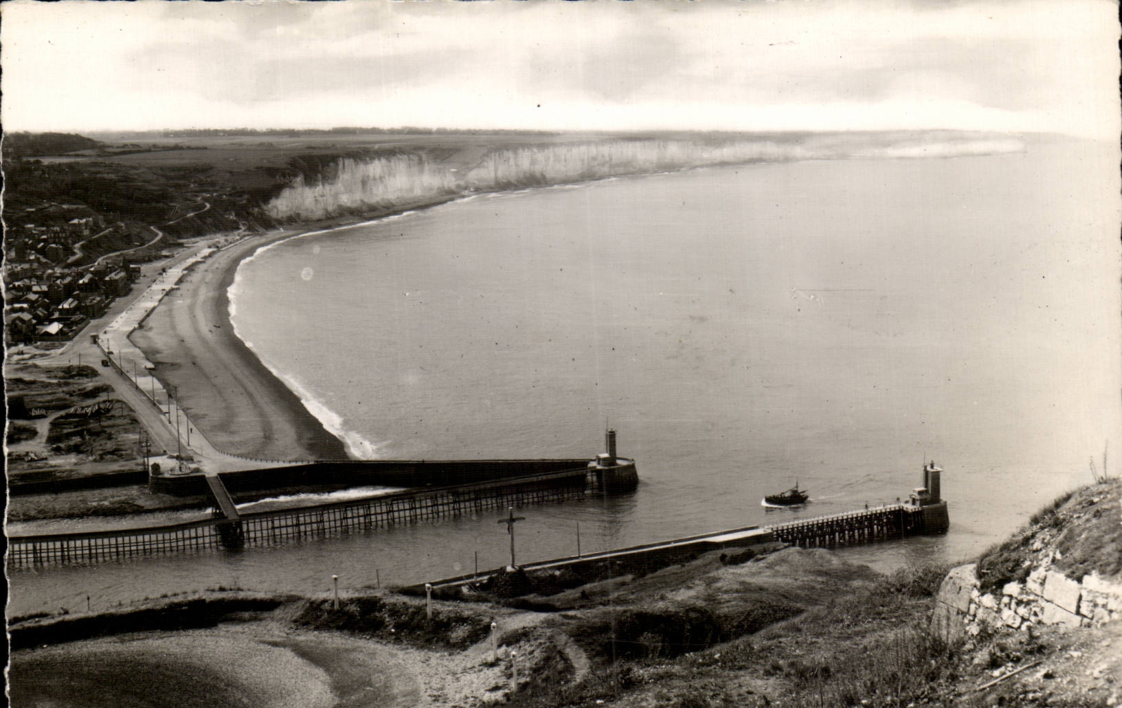 Fecamp - La Plage et les Jetees - CPA 