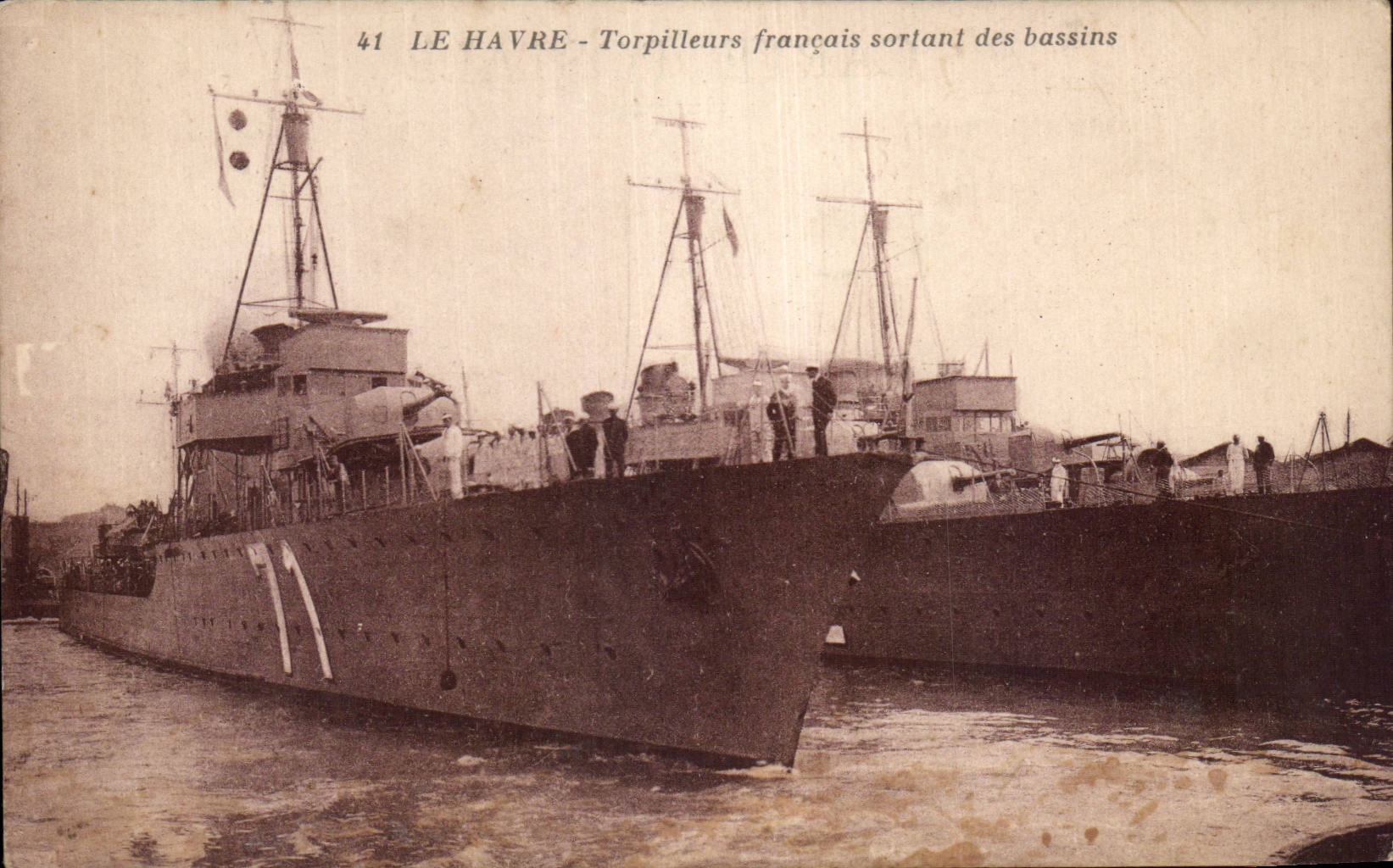 Le Havre - Torpilleurs francais sortant des bassins - CPA 