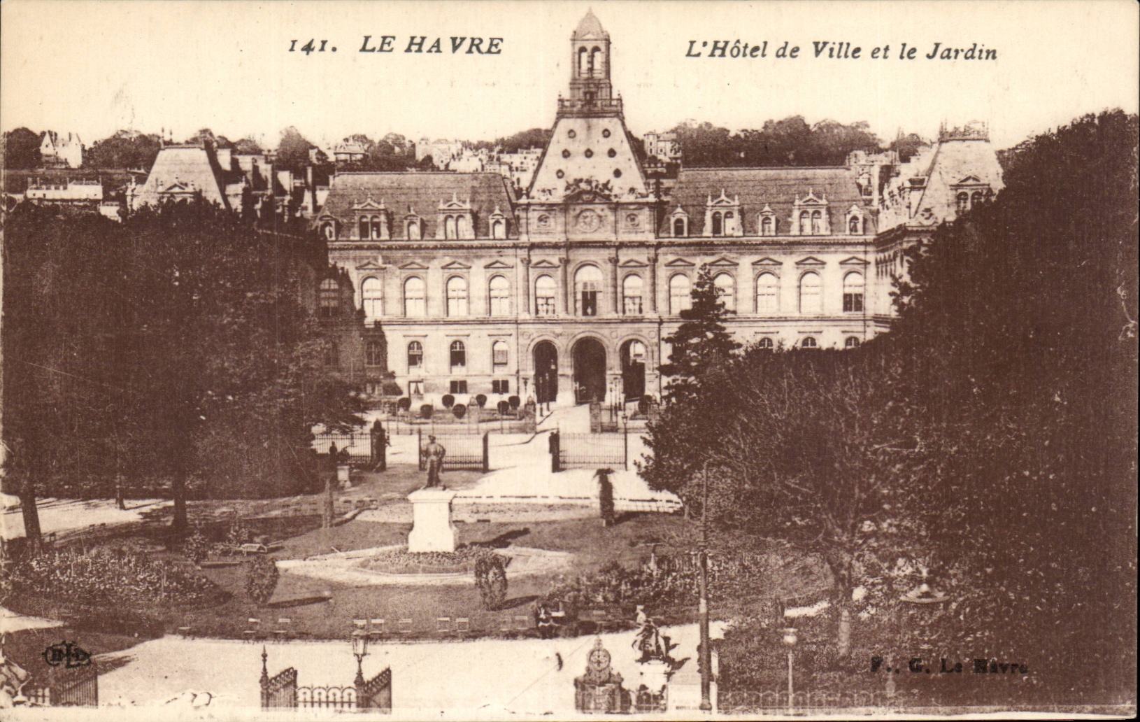 CPA Le Havre L'hotel de ville et le jardin 
