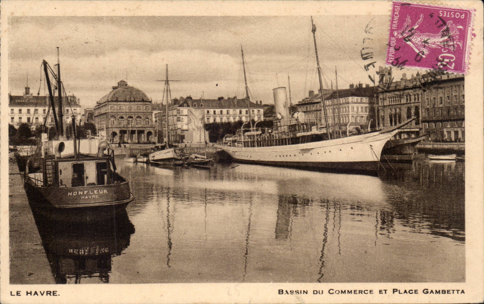 CPA Le Havre Bassin du commerce et place Gambetta Bateau Honfleur