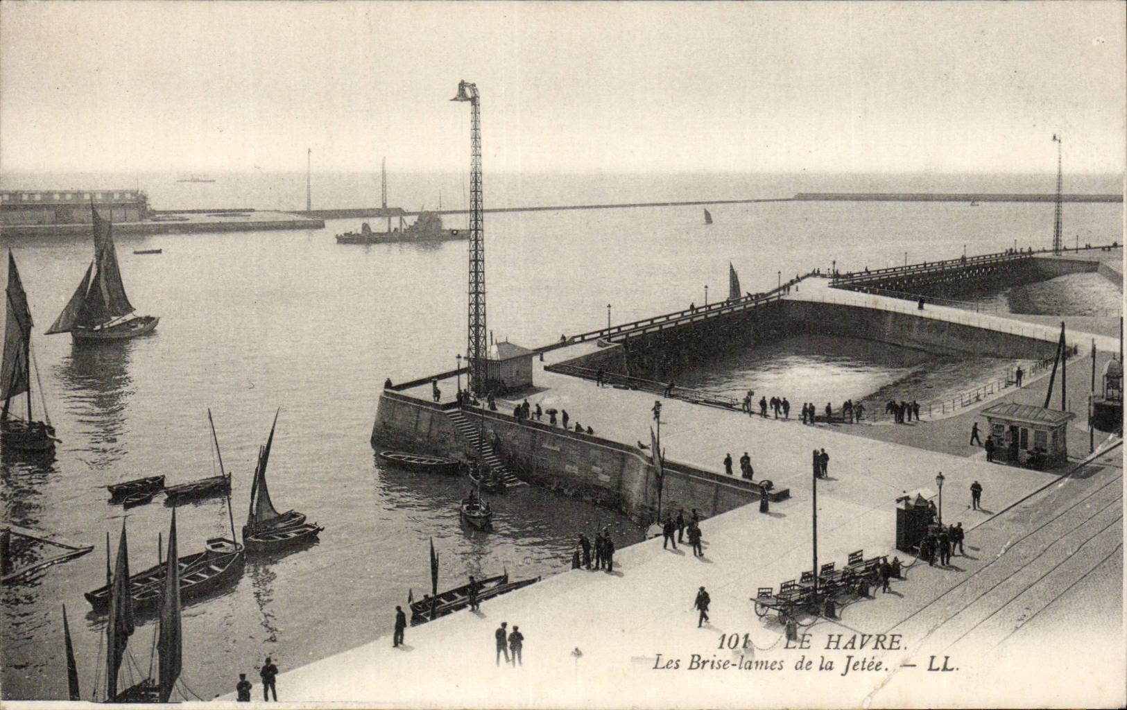 CPA Le Havre Les brises lames de la jetee
