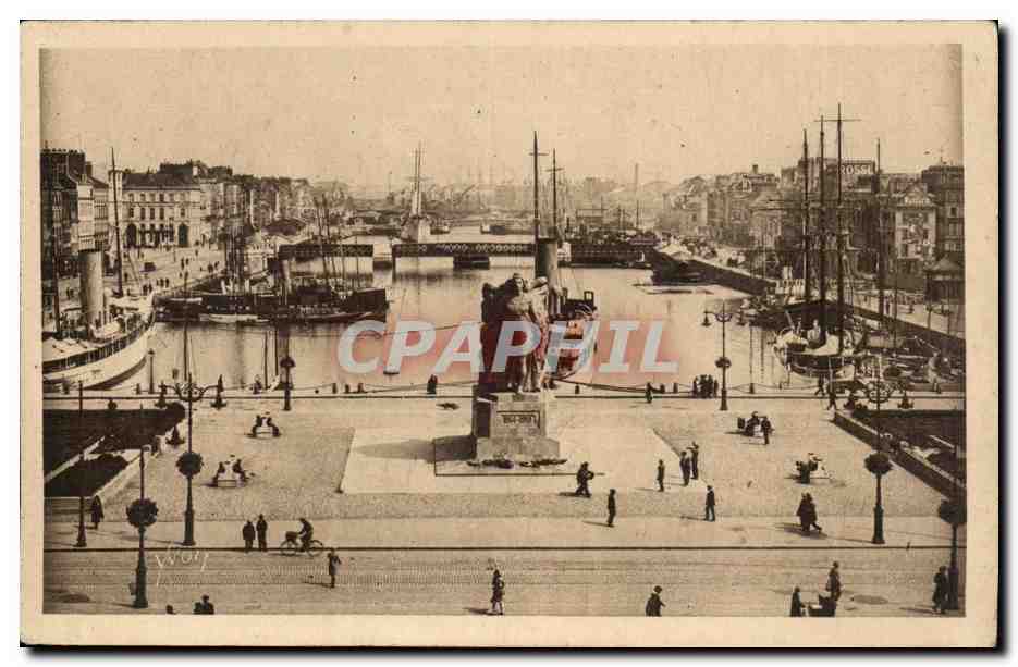Le Havre - Vue Generale du Bassin du Commerce - Le Monument aux Morts - CPA 