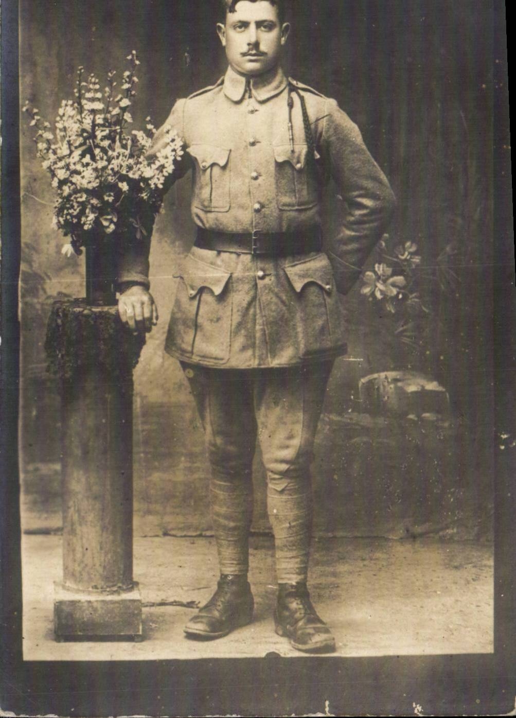 Soldat en uniforme — photo studio — datée 3/10/1919