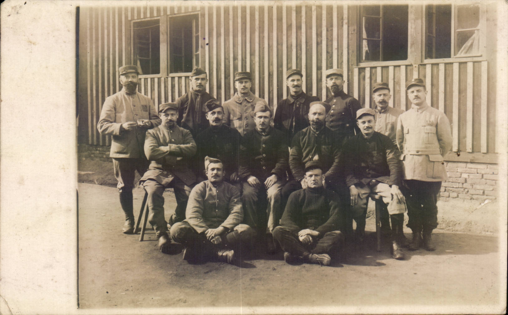 CARTE PHOTO Soldats au regiment 