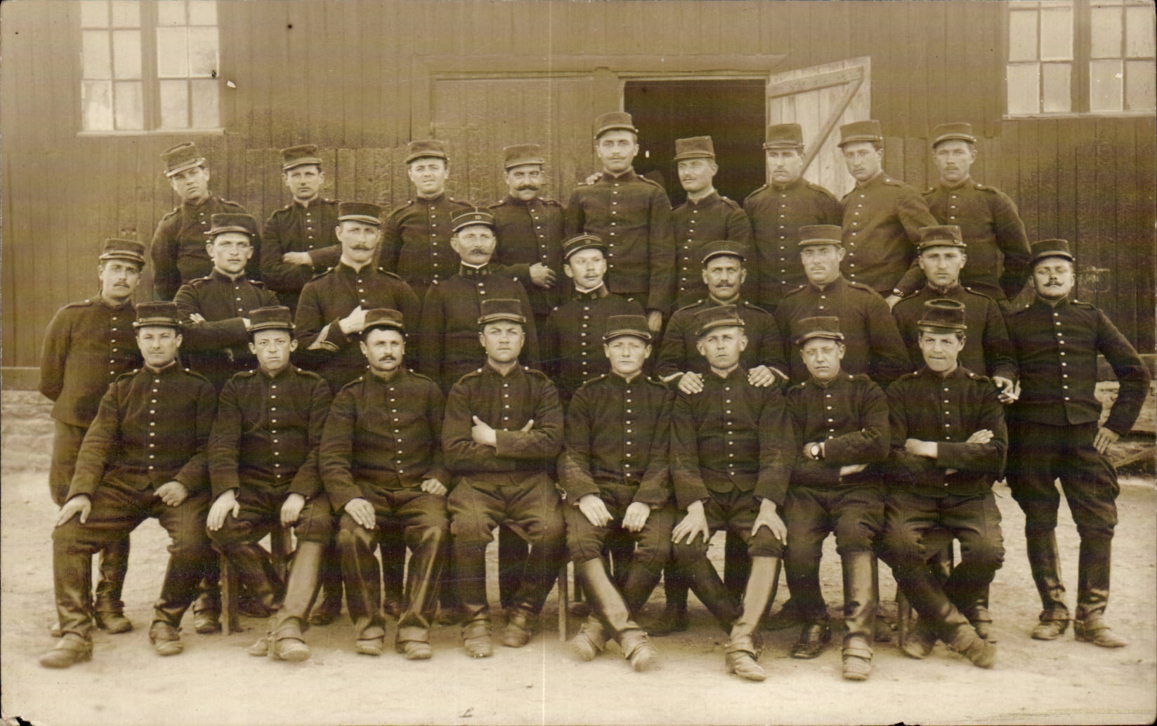 Groupe de soldats — devant un bâtiment en bois — éditeur inconnu