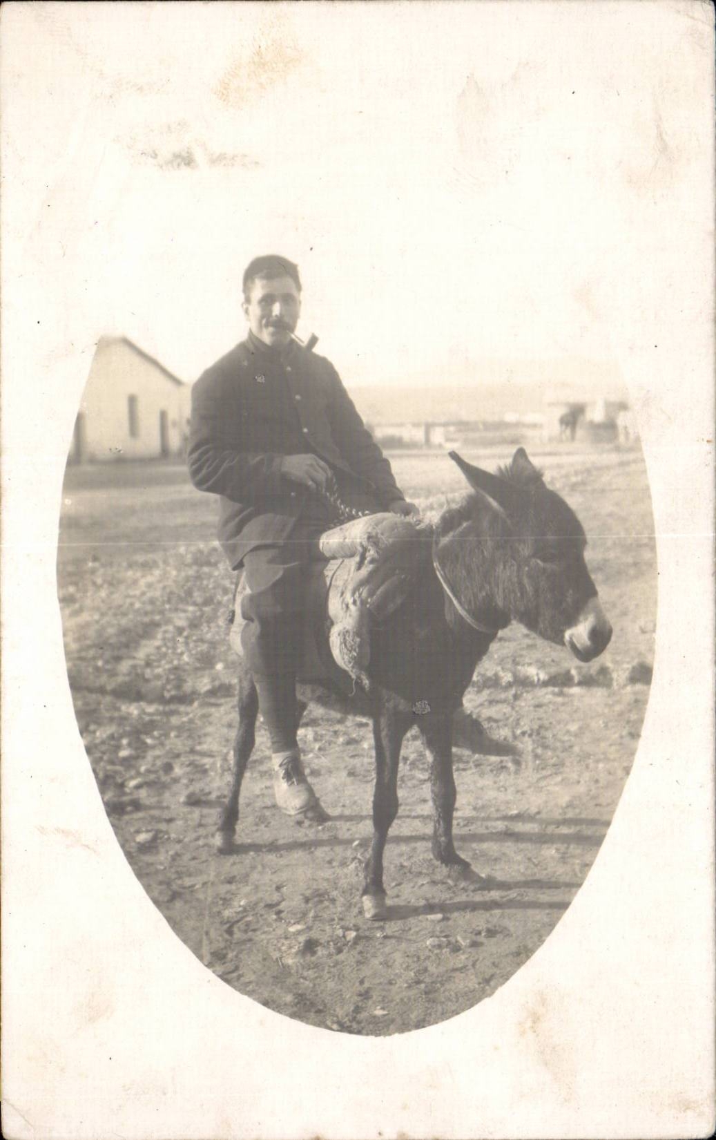Soldato a cavallo su un asino — Francia, 1915 — Cartolina postale