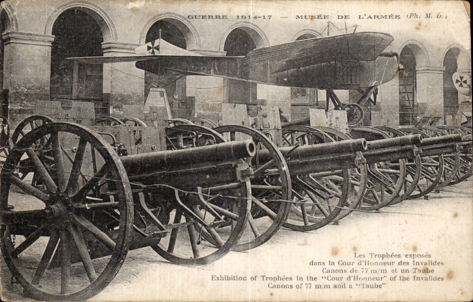 CPA Militaria Paris Musee de l'armee Les trophees exposes dans la cour d'honneur des Invalides Avion Canons