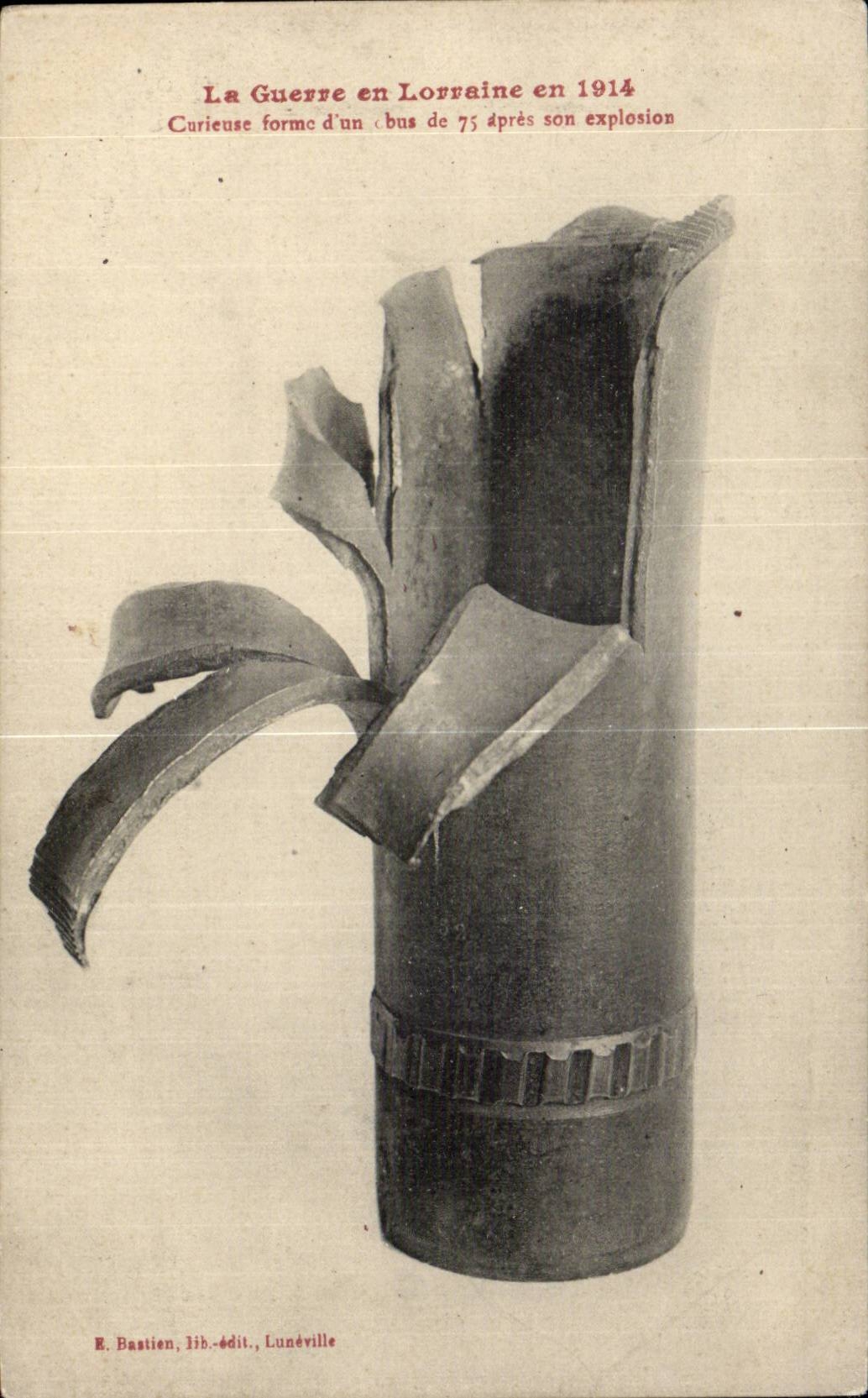 CPA Militaria La guerre en Lorraine en 1914 Curieuese forme d'obus de 75 apres son explosion 