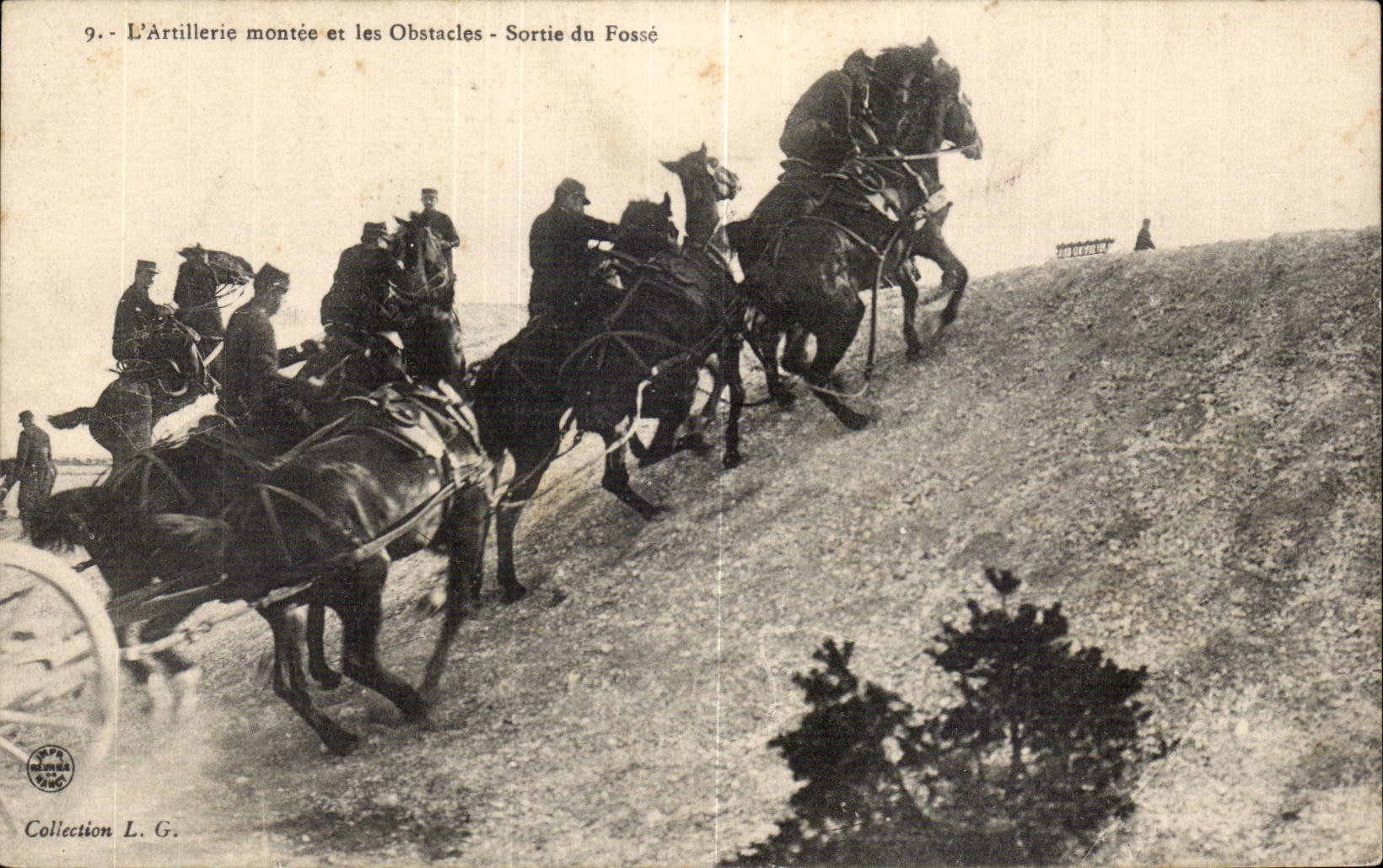 CPA Militaria L'artillerie montee et les obstacles Sortie du fosse