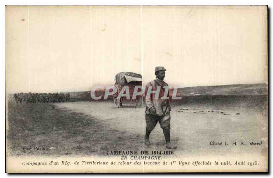 CPA Militaria Compagnue d'un regiment de territoriaux de retour des travaux de 1ere ligne 