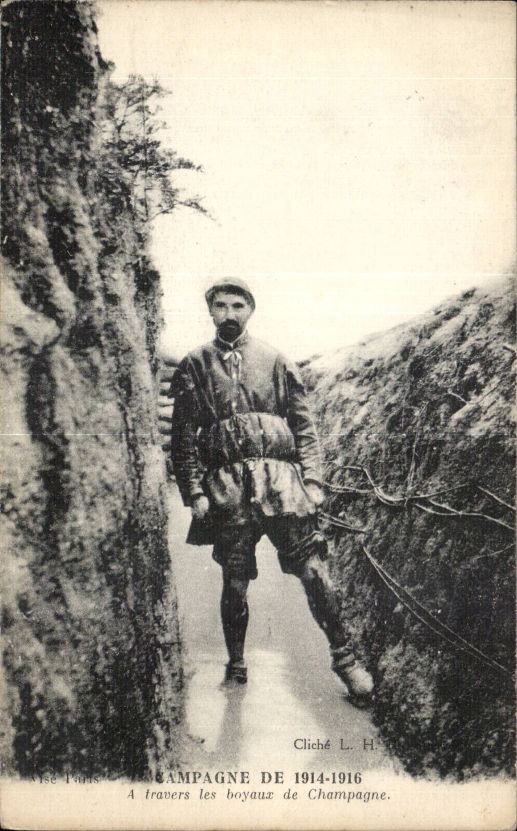 CPA Militaria Campagne de 1914 1916 A travers les boyaux de Champagne Tranchee