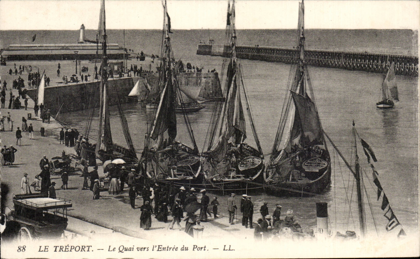 CPA Le Treport Le quai vers l'entree du port 