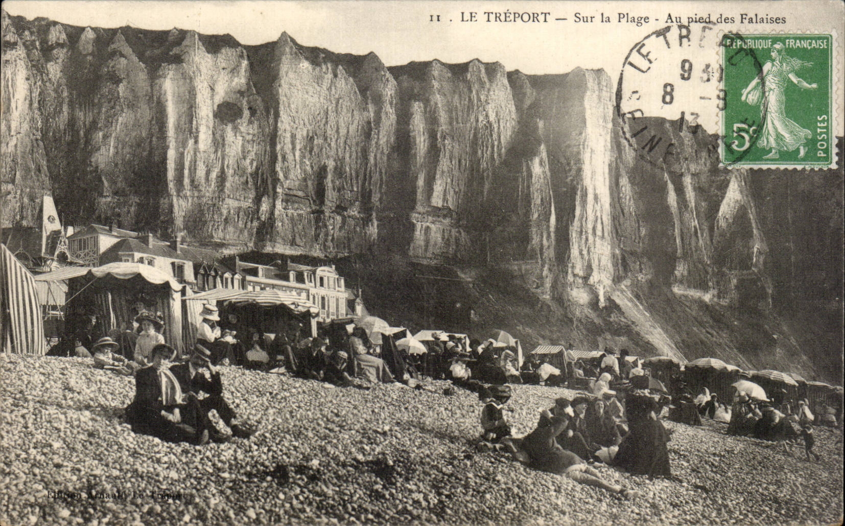 CPA Le Treport Sur la plage au pied des falaises
