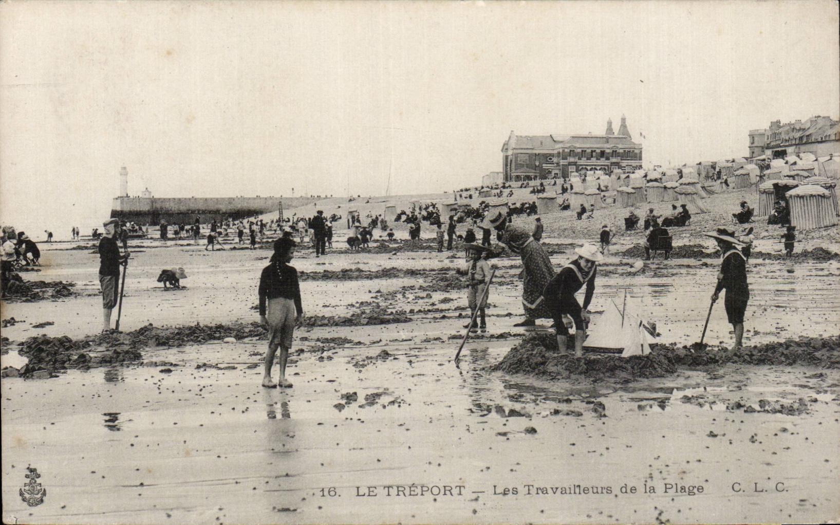 CPA Le Treport Les travailleurs de la plage 