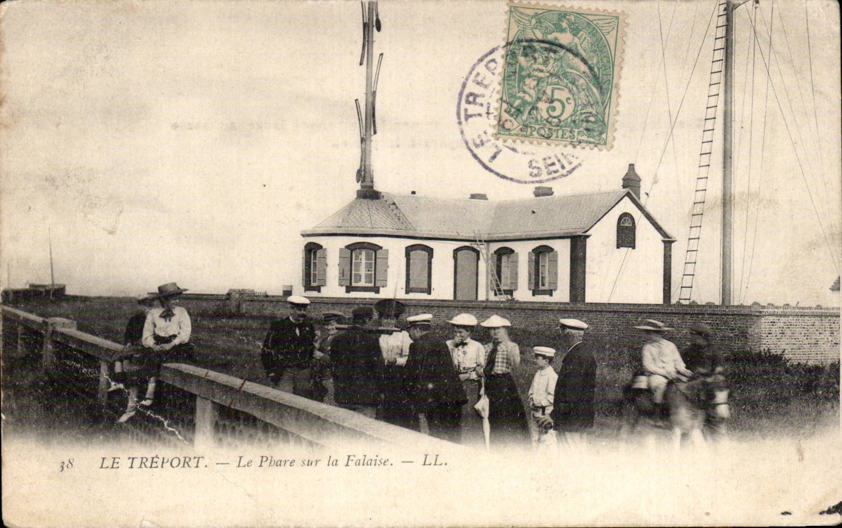 CPA Le Treport Le phare sur la falaise Lighthouse 