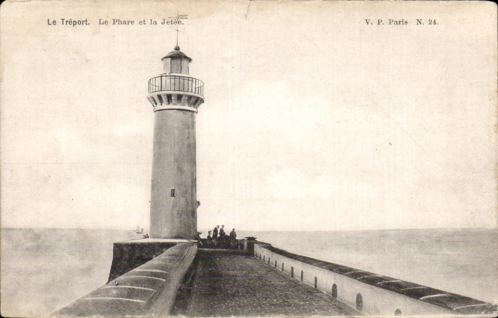 CPA Le Treport Le phare et la jetee Lighthouse 
