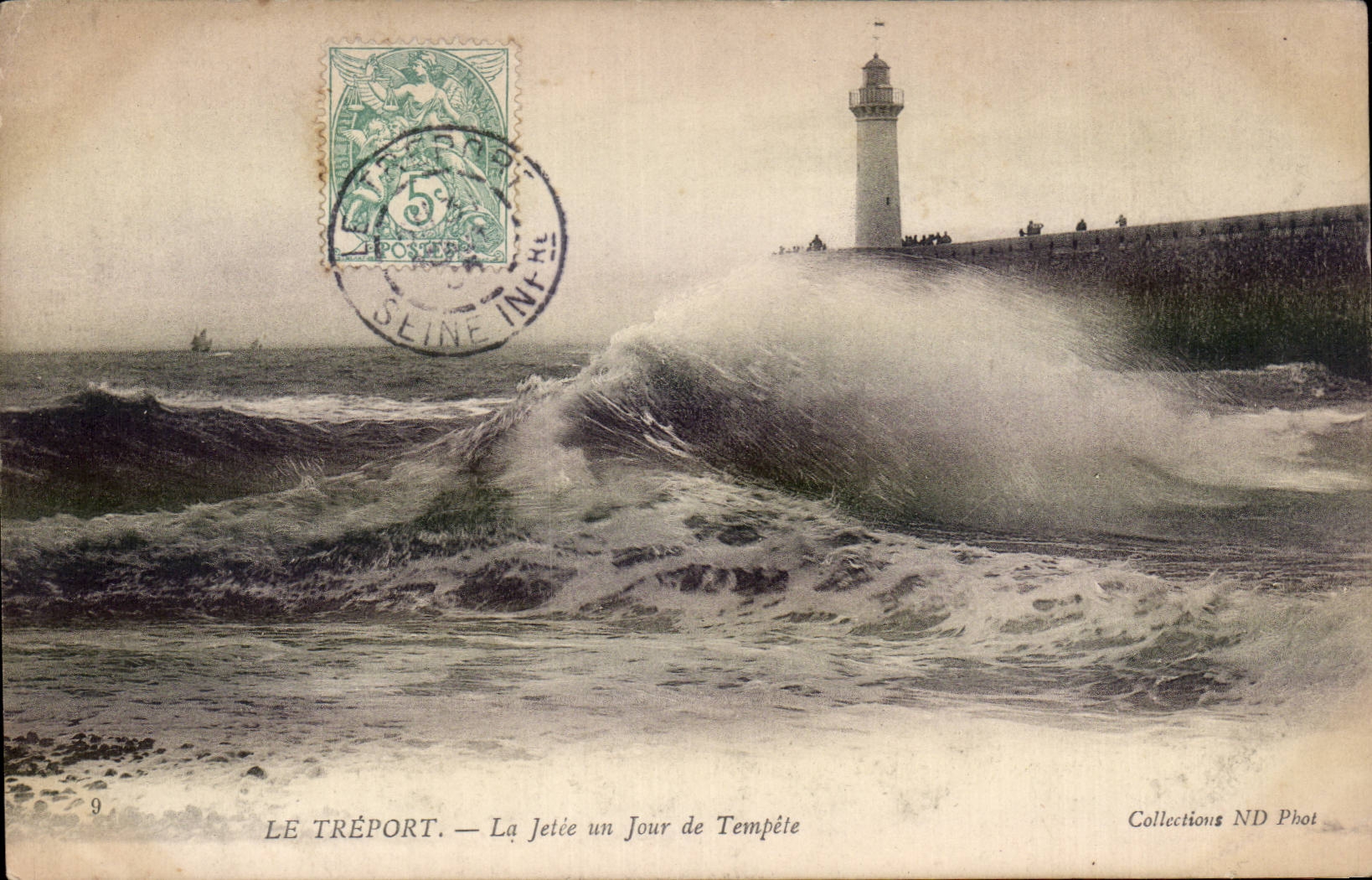 CPA Le Treport La jetee un jour de tempete Lighthouse