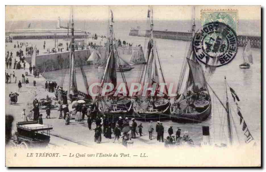 CPA Le Treport Le quai vers l'entree du port 
