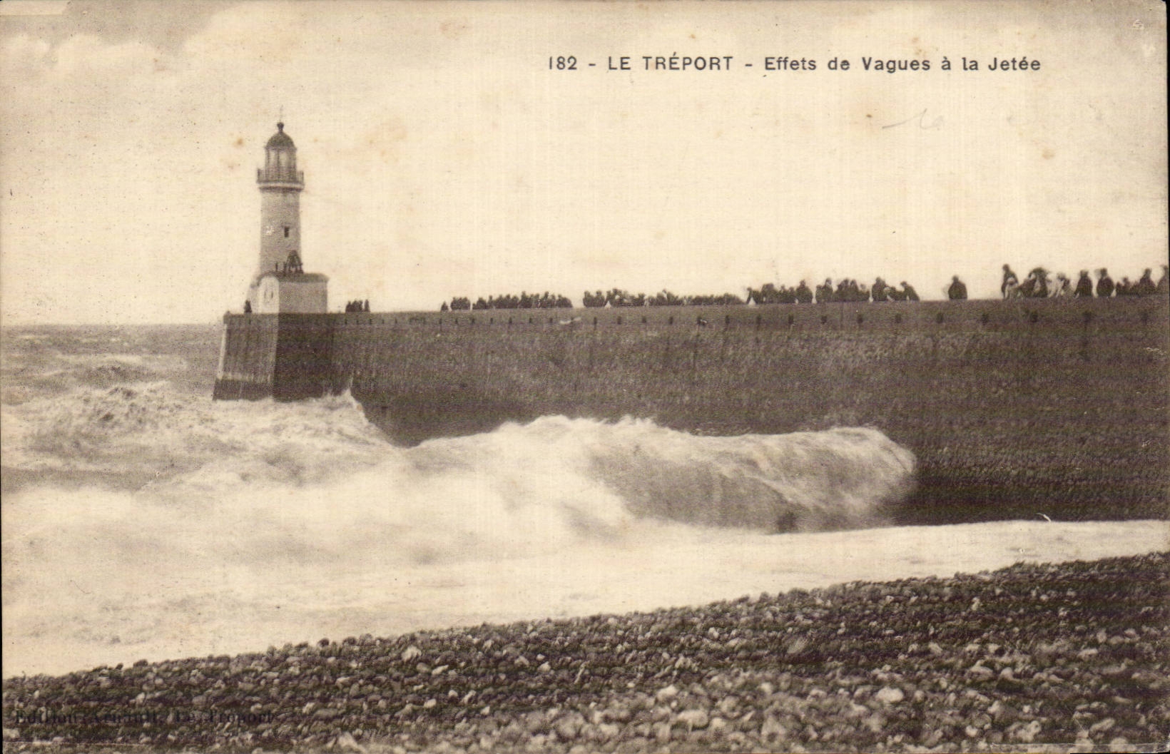 CPA Le Treport Effets de vagues a la jetee Phare lighthouse