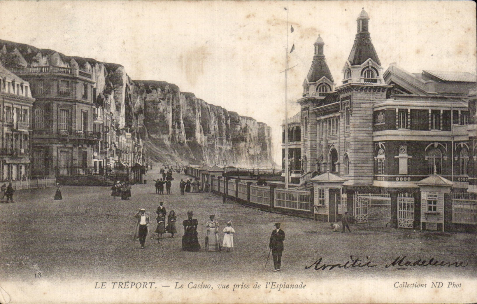 CPA Le Treport Le casino vue prise de l'esplanade