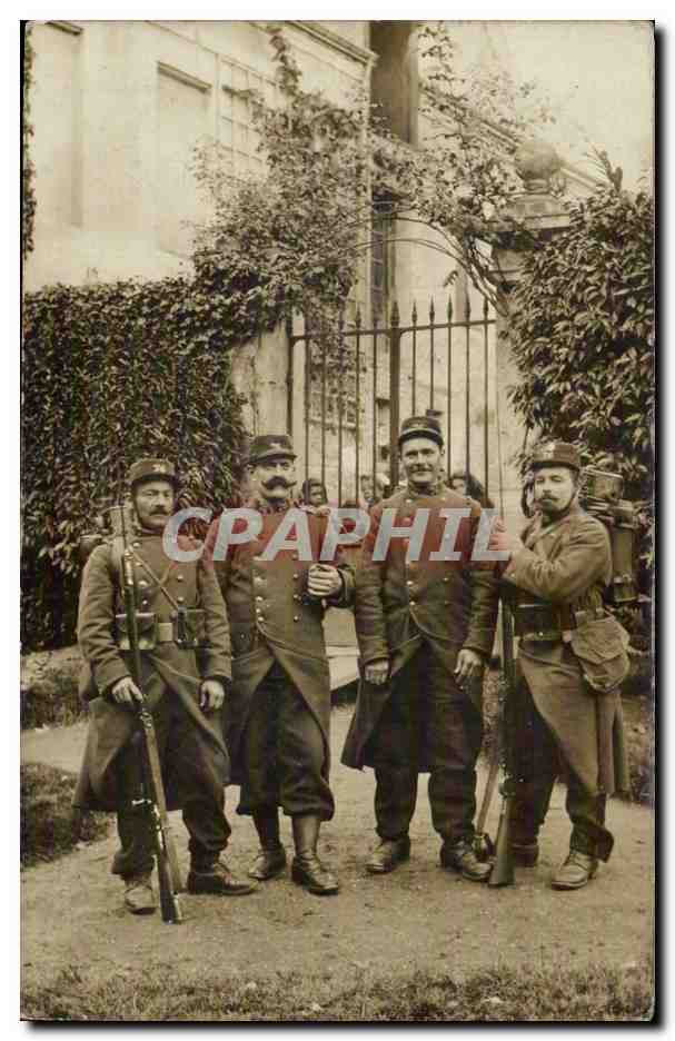 Quatre soldats en uniforme — France — éditeur non identifié
