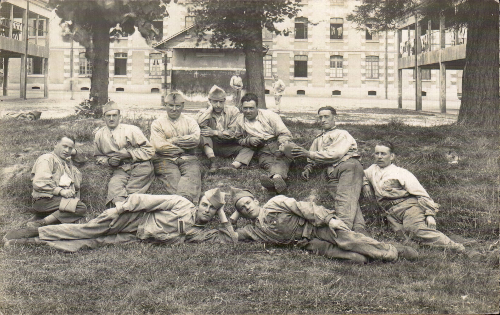 Groupe de soldats — cour d'un bâtiment militaire — Photo-Plat, rue Dalmatique, 50, Vire