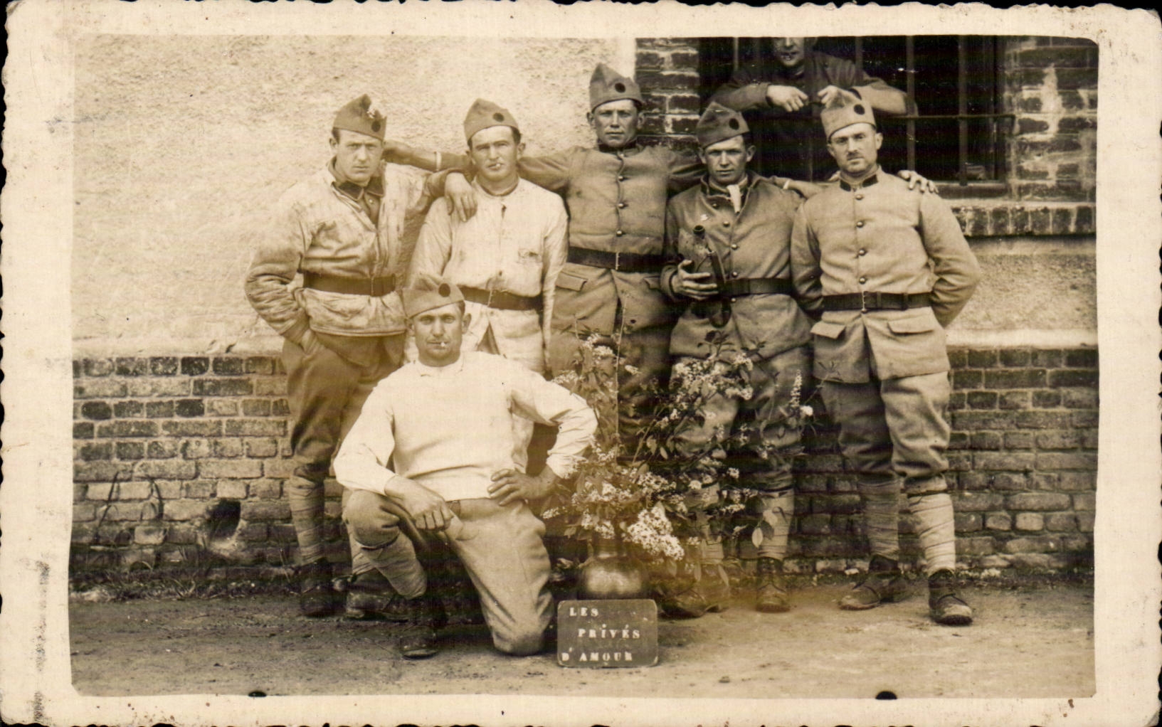 Les Prévés d'Amour — groupe de soldats en uniforme — éditeur inconnu, n° de série non visible