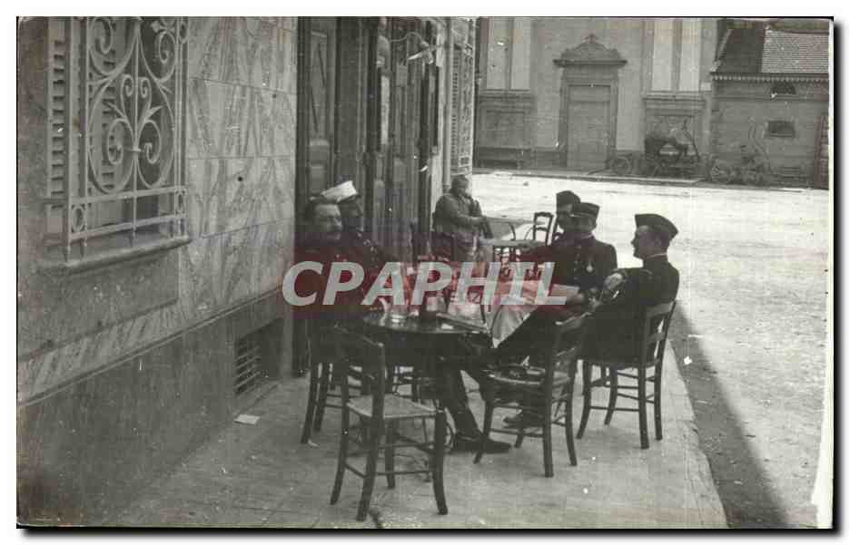 Soldados en uniforme — café al aire libre — editor P. Jules "AS DE TRÉFLE"