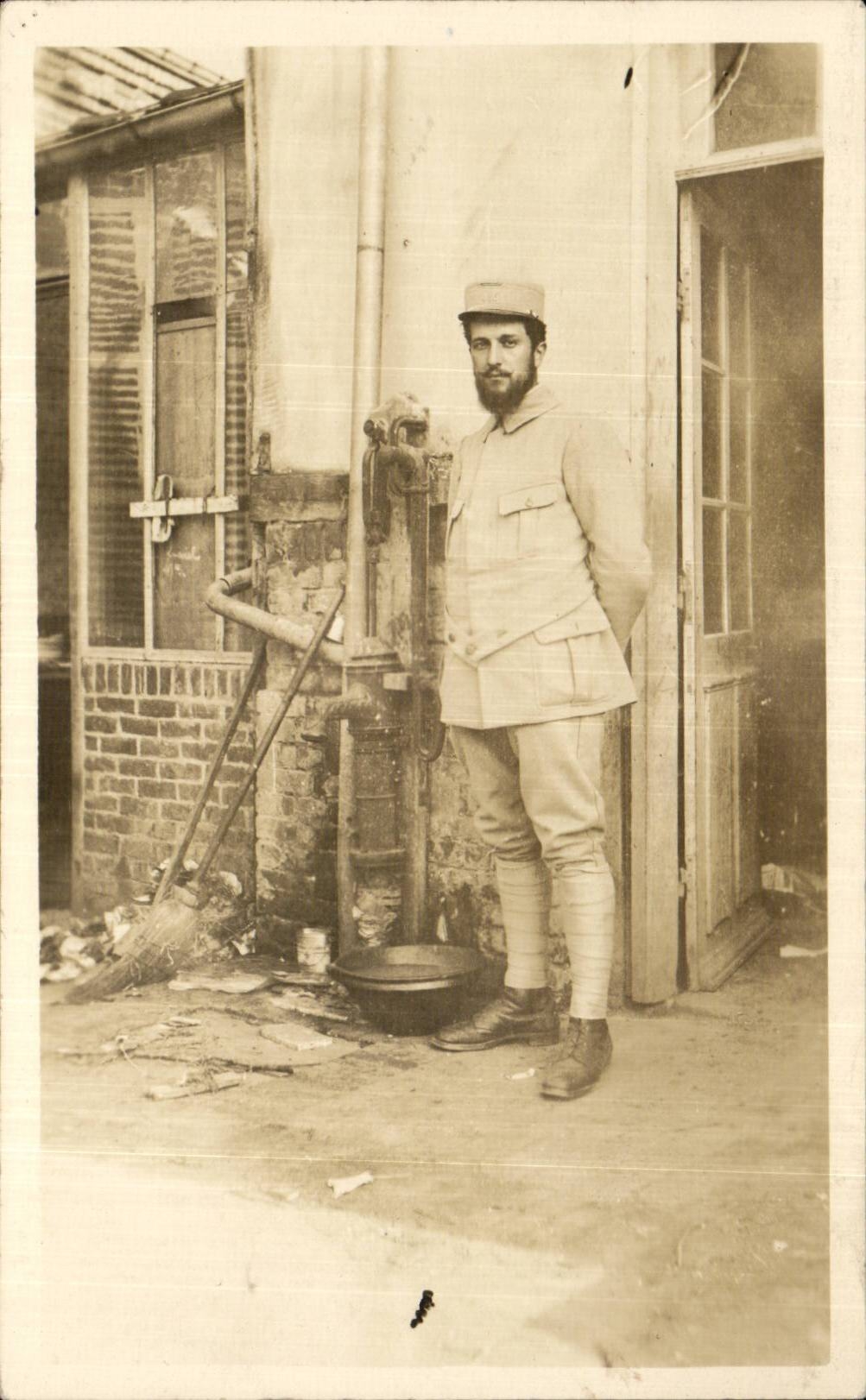 Soldat en uniforme — devant une pompe à eau — CPAPHIL