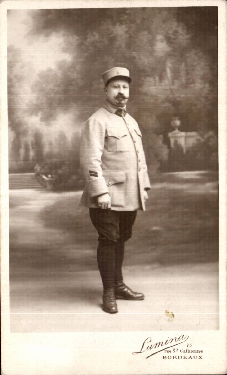 CPA CARTE PHOTO Militaria Soldat Poilu