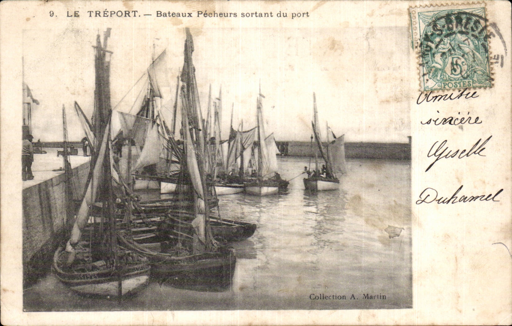 CPA Le Treport Bateaux pecheurs sortant du port