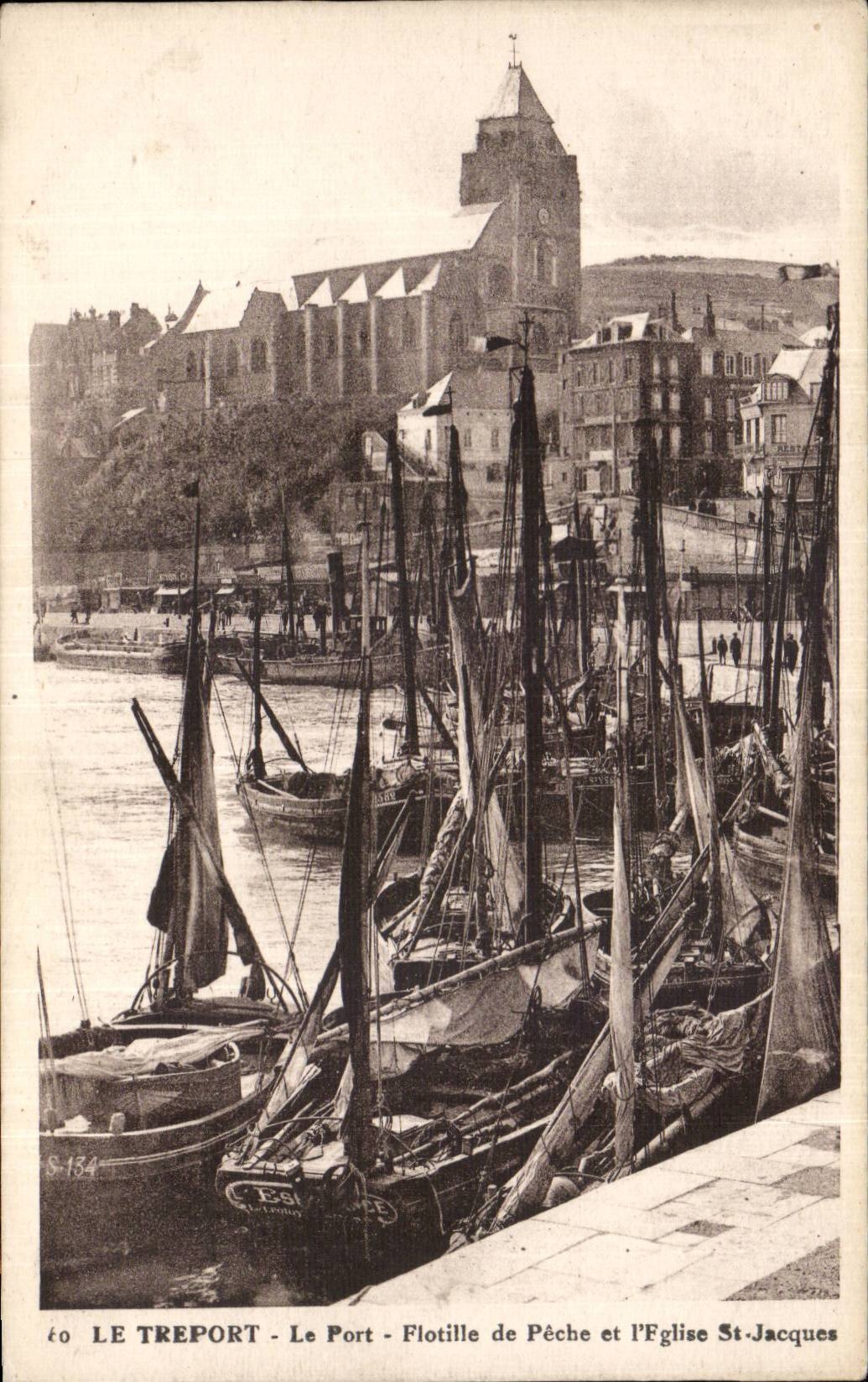 CPA Le Treport Le port La flotille de peche et l'eglise St Jacques