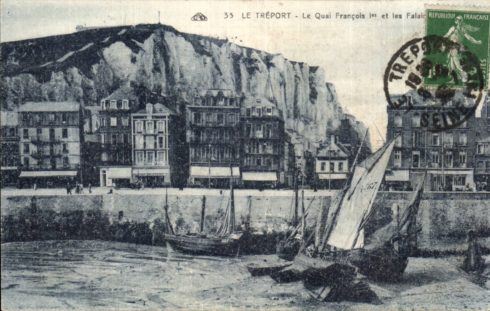 CPA Le Treport Le quai Francois 1er et les falaises