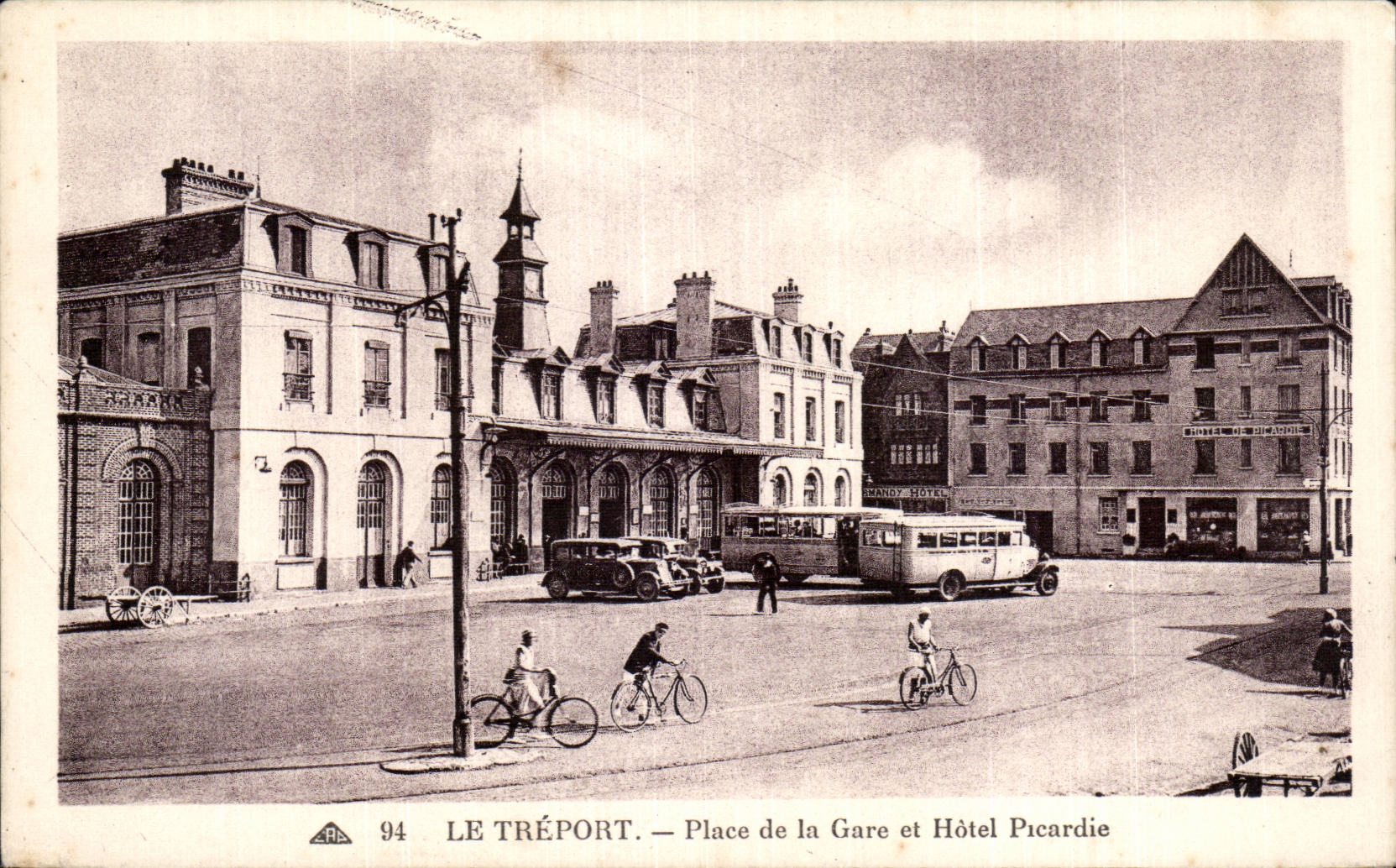 CPA Le Treport Place de la gare et Hotel Picardie