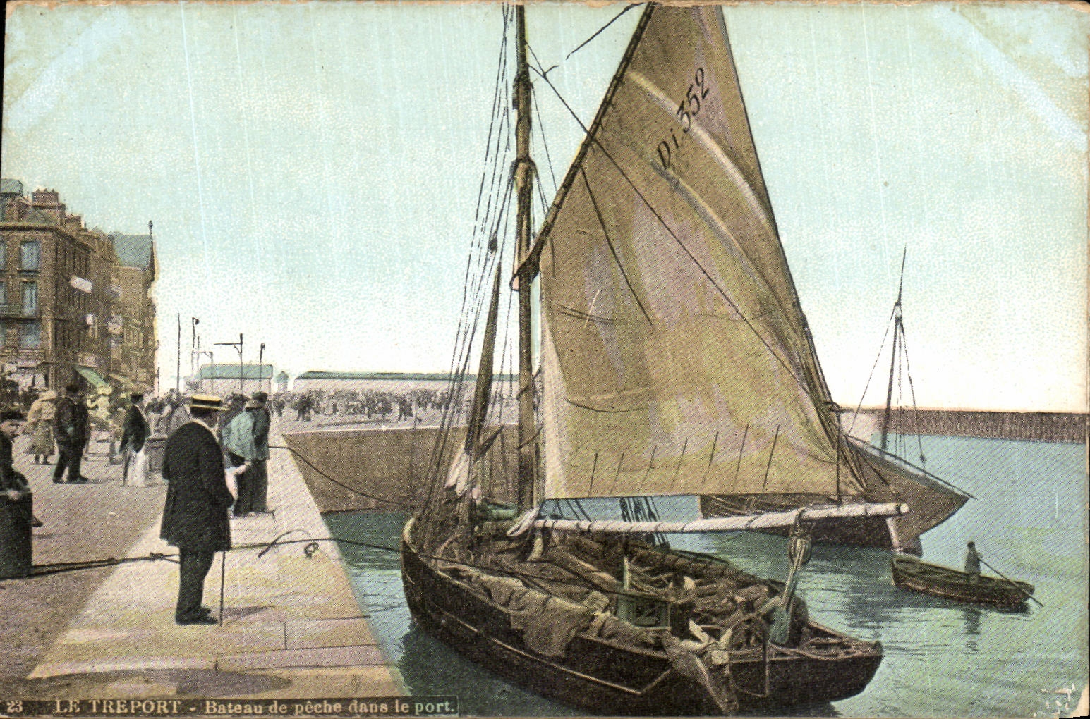 CPA Le Treport Bateau de peche dans le port