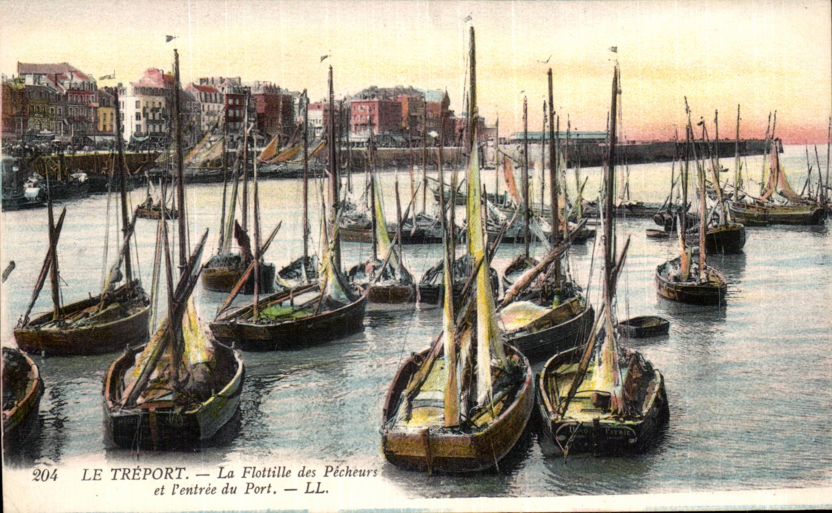 CPA Le Treport La flotille des pecheurs et l'entree du port