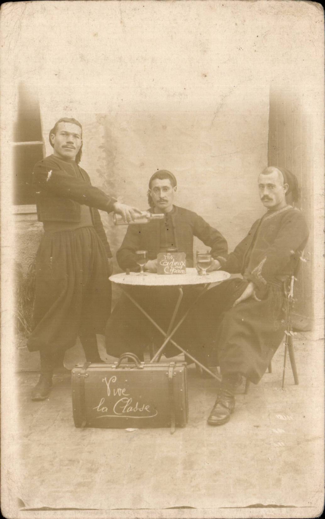Trois hommes en tenue traditionnelle — scène de dégustation — R. Guikemminot, Bœspflug et Cie, Paris