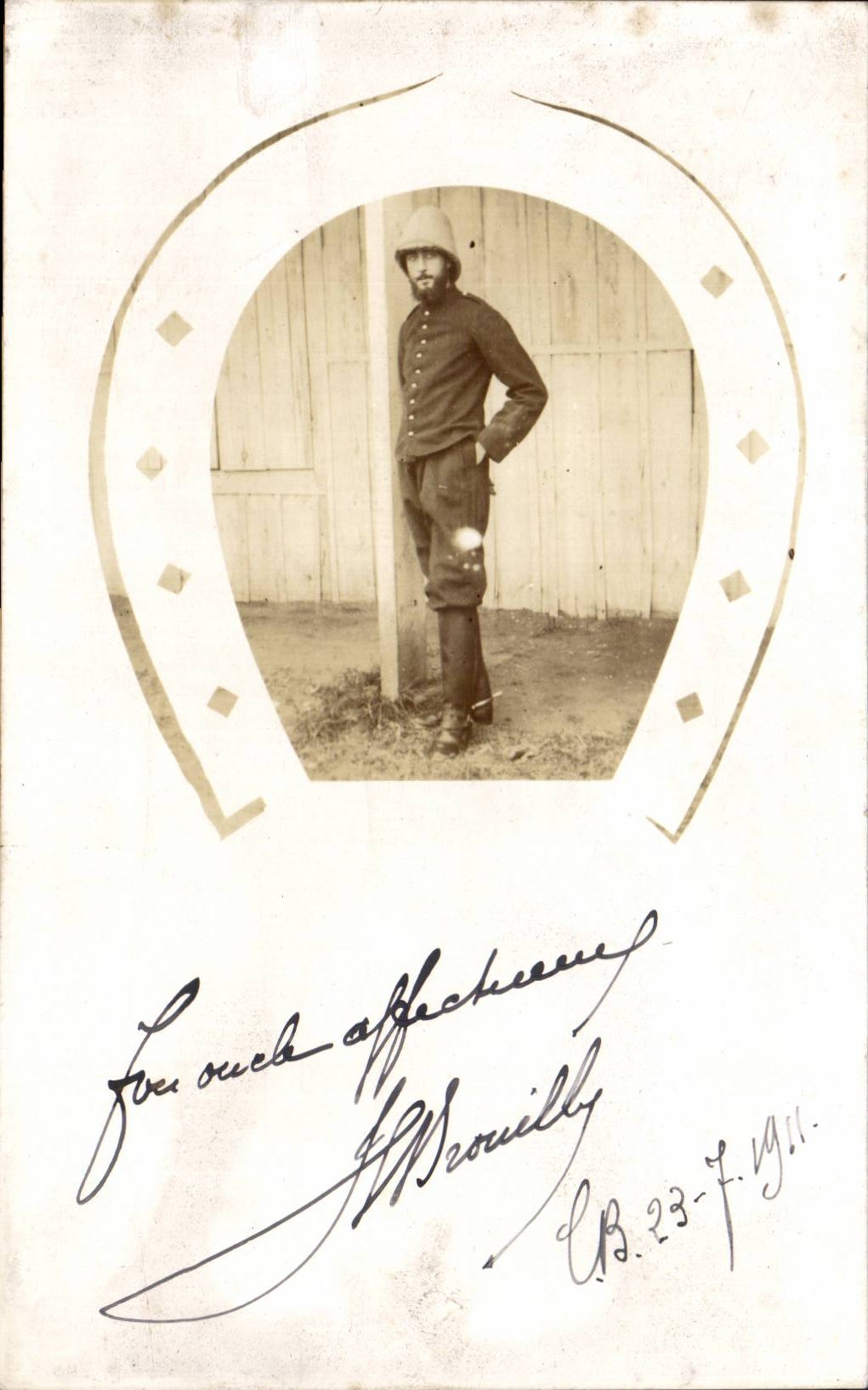 CPA CARTE PHOTO Militaria Soldat Fer a cheval