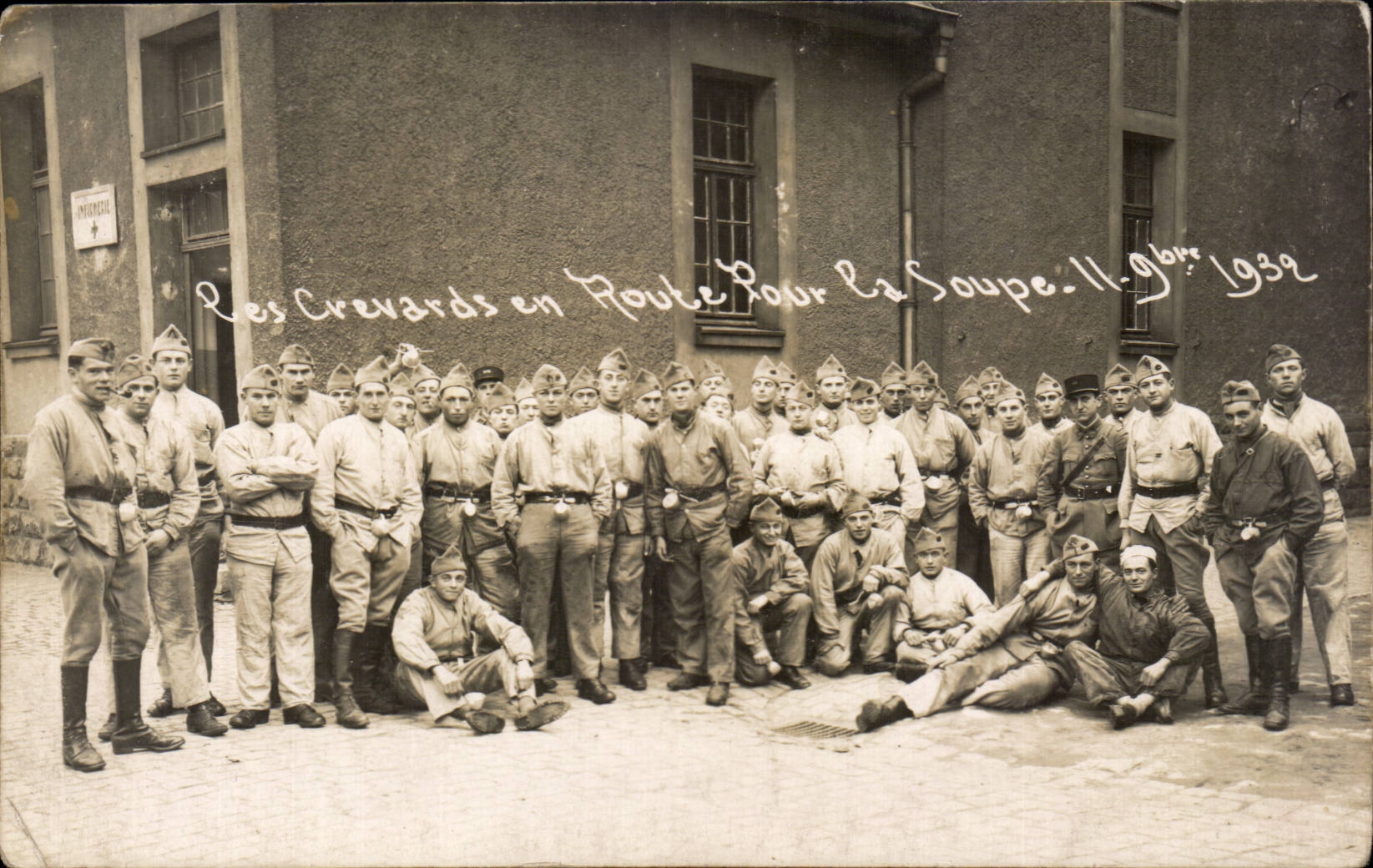 CPA CARTE PHOTO Militaria Soldats Les crevards en route pour la soupe 1932